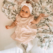 Load image into Gallery viewer, 3-pack bamboo muslin &#39;go-to&#39; cloths - The flower girl
