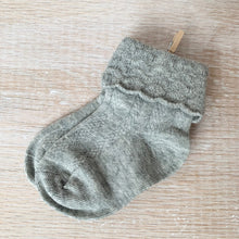 Load image into Gallery viewer, Frilled cable socks - Dove grey
