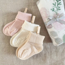 Load image into Gallery viewer, Luxury newborn bamboo socks - Baby beige
